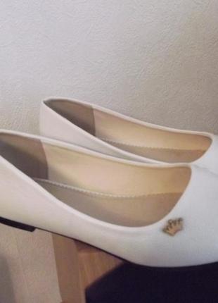 Классные туфли балетки белые 38 размер.