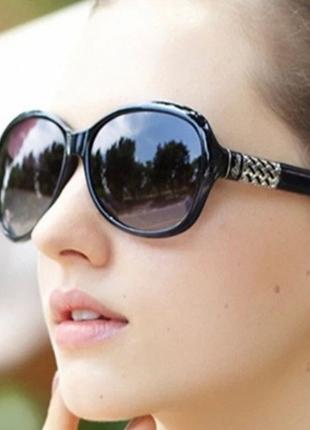 Женские овальные солнцезащитные очки с градиентными стеклами