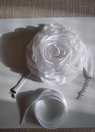 Чокер с большим белым цветком розы