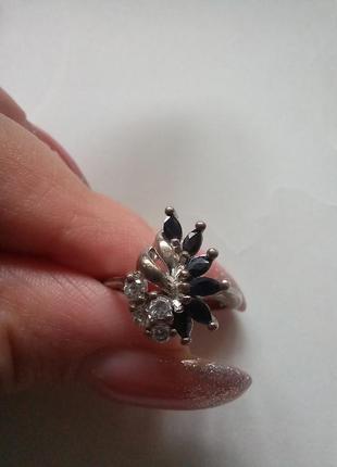 Кольцо, перстень, серебро 17 размер, с черными и белыми камнями