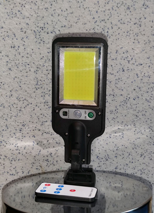 Вуличний LED світильник- прожектор на сонячній батареї