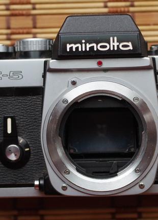 Фотоаппарат MINOLTA XE-5 грязно в призме