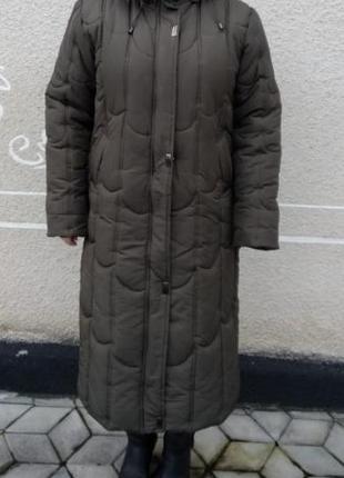 Зимове жіноче пальто у плашівці