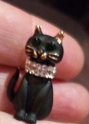 Брошь брошка значок черный кот кошка на шее камешки металл и э...