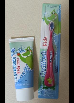 Набор зубная щетка и зубная паста с клубничкой