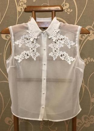 Очень красивая и стильная брендовая блузка белого цвета.