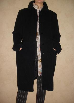 Демісезонне чорне пальто з високим вмістом вовни