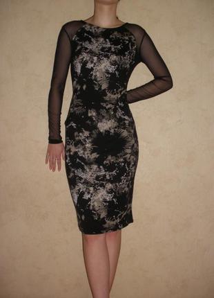 Лаконичное коктейльное трикотажное платье с рукавами из сеточки