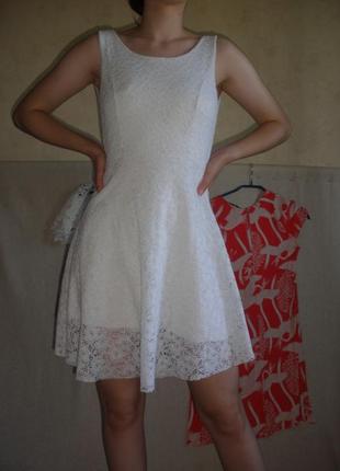 Біле мереживне міні сукня з віскози з вирізом на спині