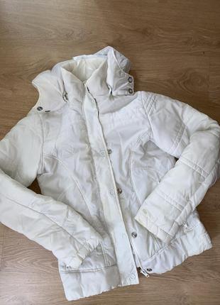 Жіноча біла куртка на осінь з дефектами