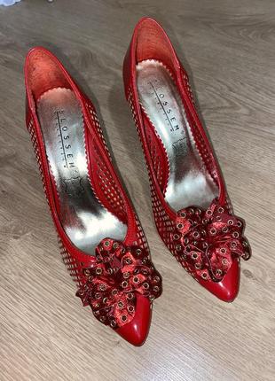Красные туфли лодочки на шпильке