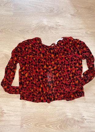 Жіноча блузка zara червона в принт з розрізом на спині