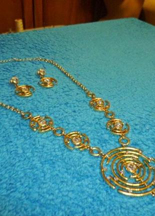 Новый набор золотистый ожерелье-колье и серьги-пусеты под золото