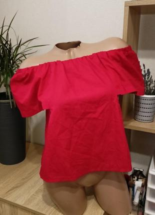 Красная летняя блуза на плечах