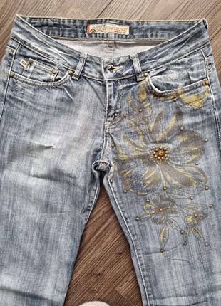 Продам женские джинсы с цветком и камнем р.44-46