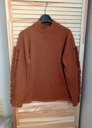 Терракотовый свитер с рюшами