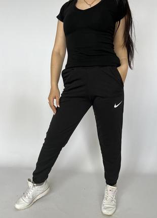 Жіночі спортивні штани nike jordan