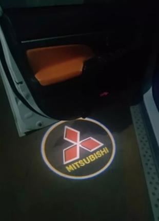 Светодиодная подсветка на двери автомобиля с логотипом Mitsubishi