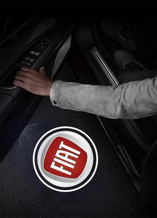 Светодиодная подсветка на двери автомобиля с логотипом Fiat