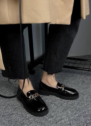 Жіночі туфлі лофери лаковані чорні з золотим ланцюжком
