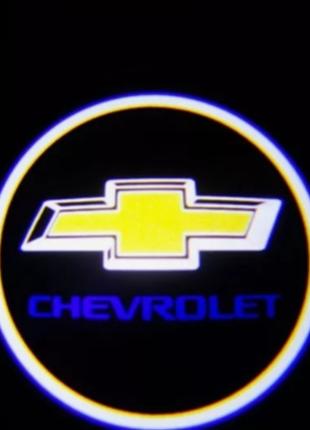 Светодиодная подсветка на двери автомобиля с логотипом Chevrolet
