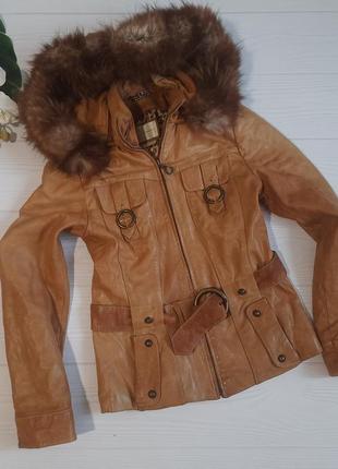 Кожаная куртка с натуральным мехом на капюшоне р.42-44