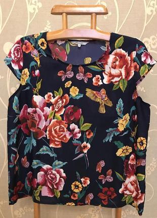Очень красивая и стильная брендовая блузка в цветах и птицах.