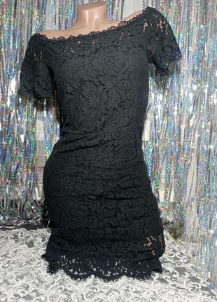 Облегающее гипюровое, кружевное платье с открытыми плечами