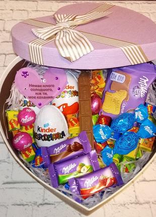 Вкусный подарок для девушки с киндер-сюрпризами и конфетами милка
