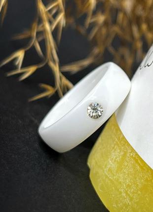 Кольцо керамическое женское белое с камнем