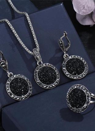 Набор бижутерии серьги, кольцо, цепочка и кулон с черными камнями