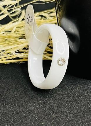 Кольцо керамическое женское белое с камнем