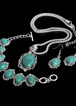 Комплект украшений с зелёными камнями ожерелье, серьги, браслет