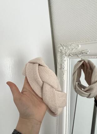 Вязаная бежевая повязка. повязка косая нюд. теплая повязка па ...
