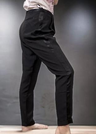 Чёрные брюки с атласными лампасами