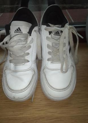 Дитячі кросівки adidas,устілка 18 см (us 12 k ),білі ,шкіряні