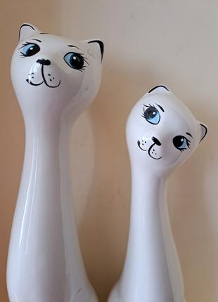 Дві керамічні фігурки котиків