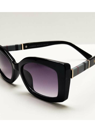 Черные солнцезащитные женские очки с вставками на скобках