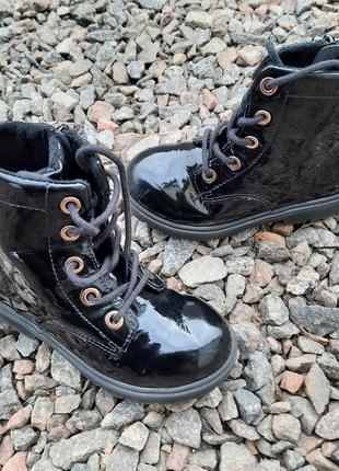 Демисезонные стильные лаковые ботинки сапожки ботиночки  сапоги