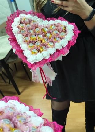 Букет из конфет в форме сердца на 8 марта подарок девушке