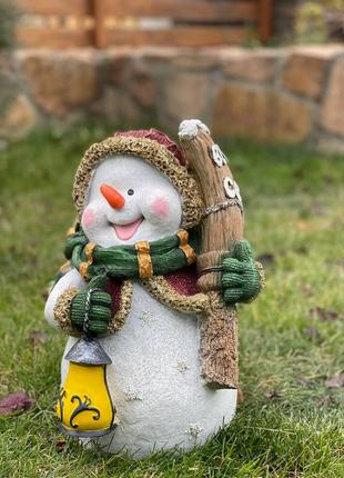 Новогодняя садовая фигура с полистоуна Снеговик с веником