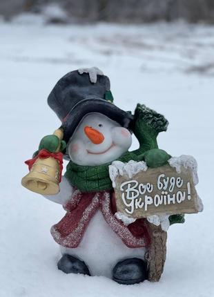 Новогодняя садовая фигура с полистоуна Снеговик в шляпе с коло...