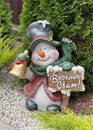 Новогодняя садовая фигура с полистоуна Снеговик в шляпе с коло...