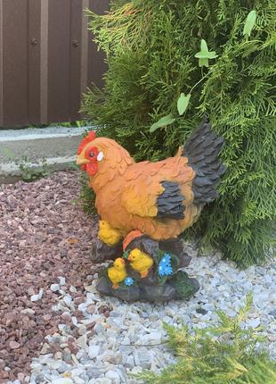 Садовая фигура с полистоуна Курочка с цыплятами