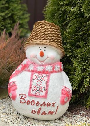 Новогодняя садовая фигура с полистоуна Снеговик в вышиванке