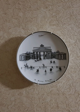 Продам немецкую, фарфоровую тарелку с видом бранденбургских ворот