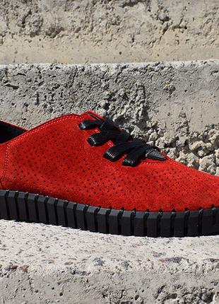 Удобная обувь красного цвета мокасины