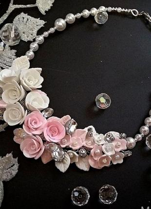 Свадебное колье с белыми и розовыми розами из полимерной глины.