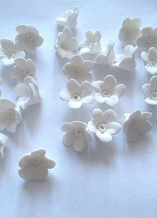 Белые маленькие цветы ручной работы из полимерной глины для из...