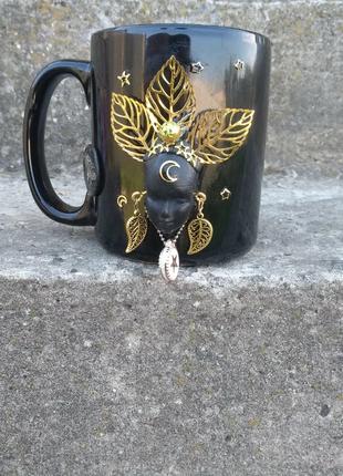 Чорная чашка з золотым декором из полимерной глины